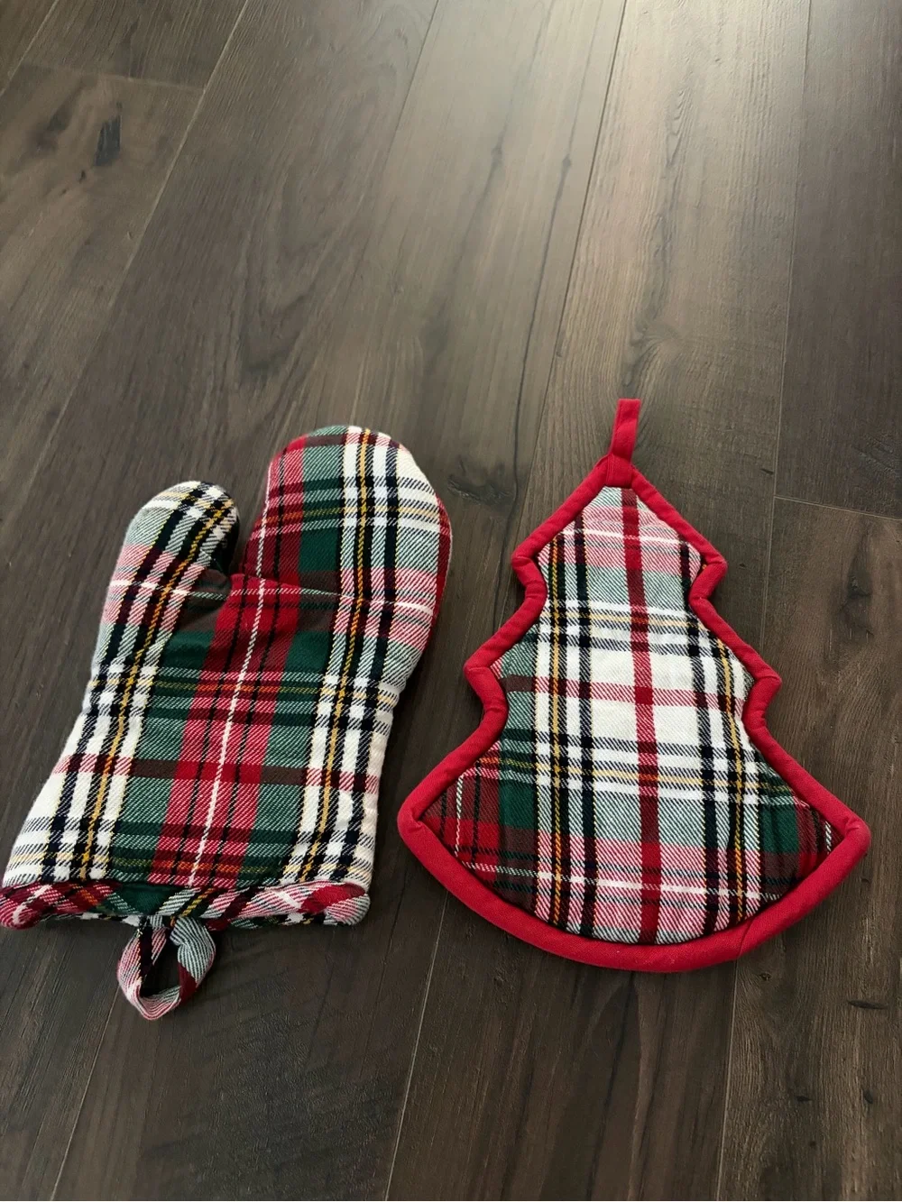 Sur La Table Holiday oven mit and holder set